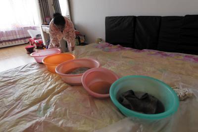 红安楼上漏水，住户失联，小区没物管，业主维权难！律师来支招……